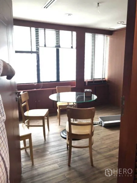 สำนักงาน ขายในWatthana, Bangkok - ห้องประชุมขนาดเล็ก โต๊ะกระจกทรงกลม เก้าอี้ และหน้าต่างบานใหญ่