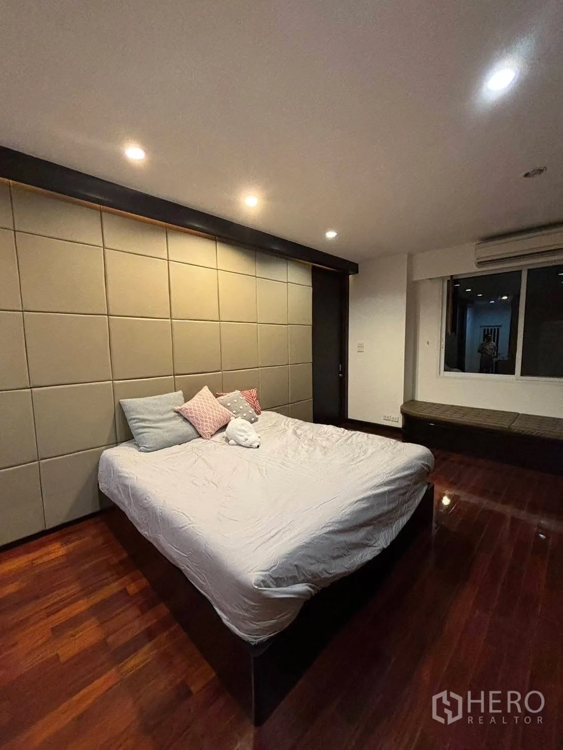 独立式住宅 出租在Bang Kapi, Bangkok - 主卧，软包床头与暖色照明