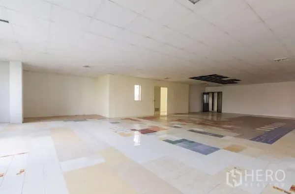 办公空间 出租或出售在Huai Khwang, Bangkok - 未完成装修的办公楼层，拼色地砖和部分吊顶拆除。