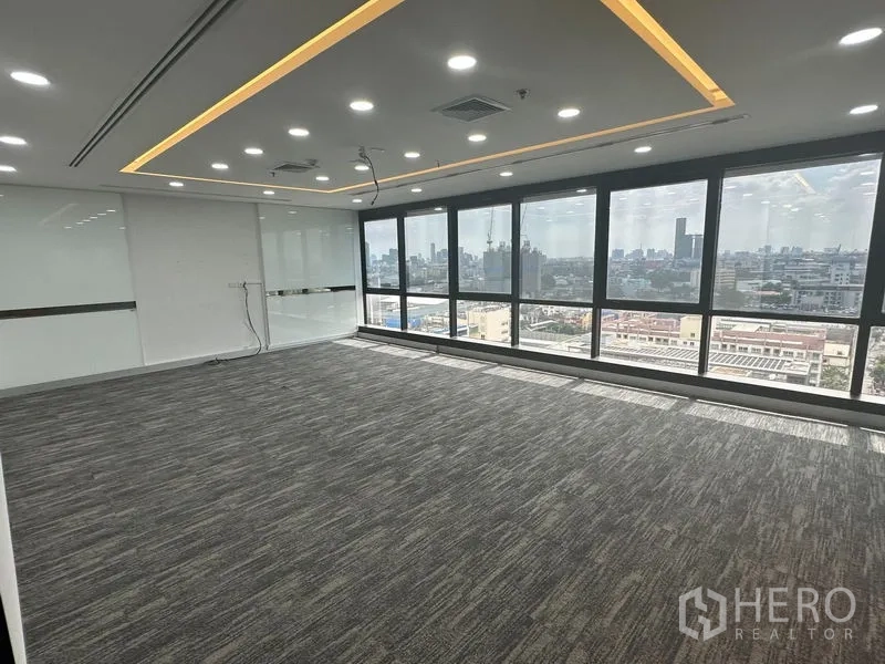 Office Space for rent in Khlong Toei, Bangkok - Bright meeting room with floor-to-ceiling windows and skyline views.