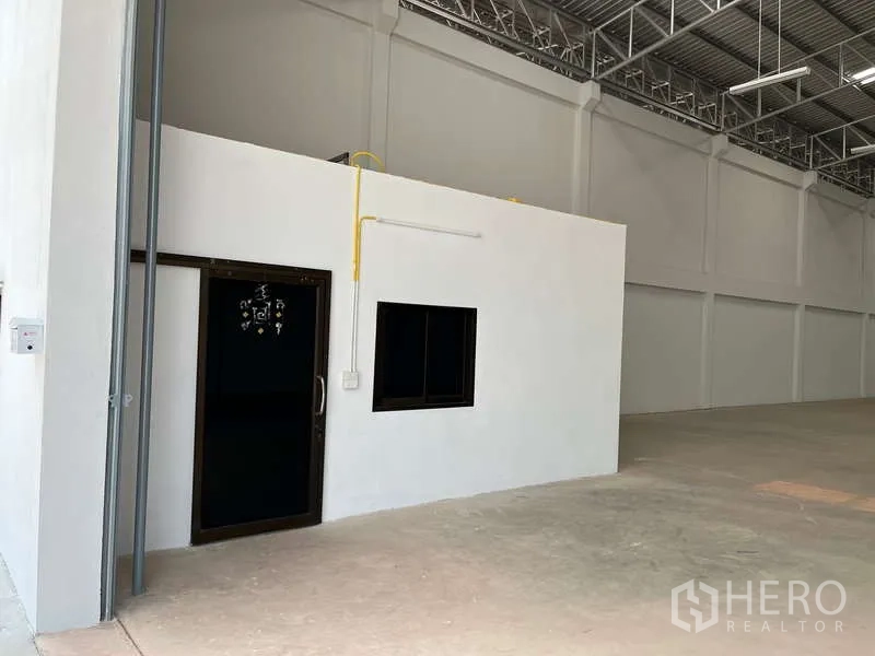 คลังสินค้า ให้เช่าในSam Phran, Nakhon Pathom - ภาพใกล้ออฟฟิศและห้องน้ำที่บิวท์อินภายในตัวโกดัง มีประตูและหน้าต่าง