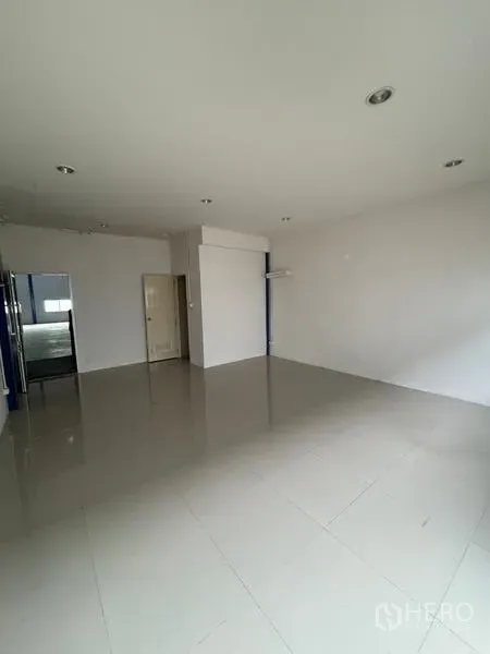 Warehouse for rent in Krathum Baen, Samut Sakhon - Ground-floor office with white tiled flooring and access to a bathroom.