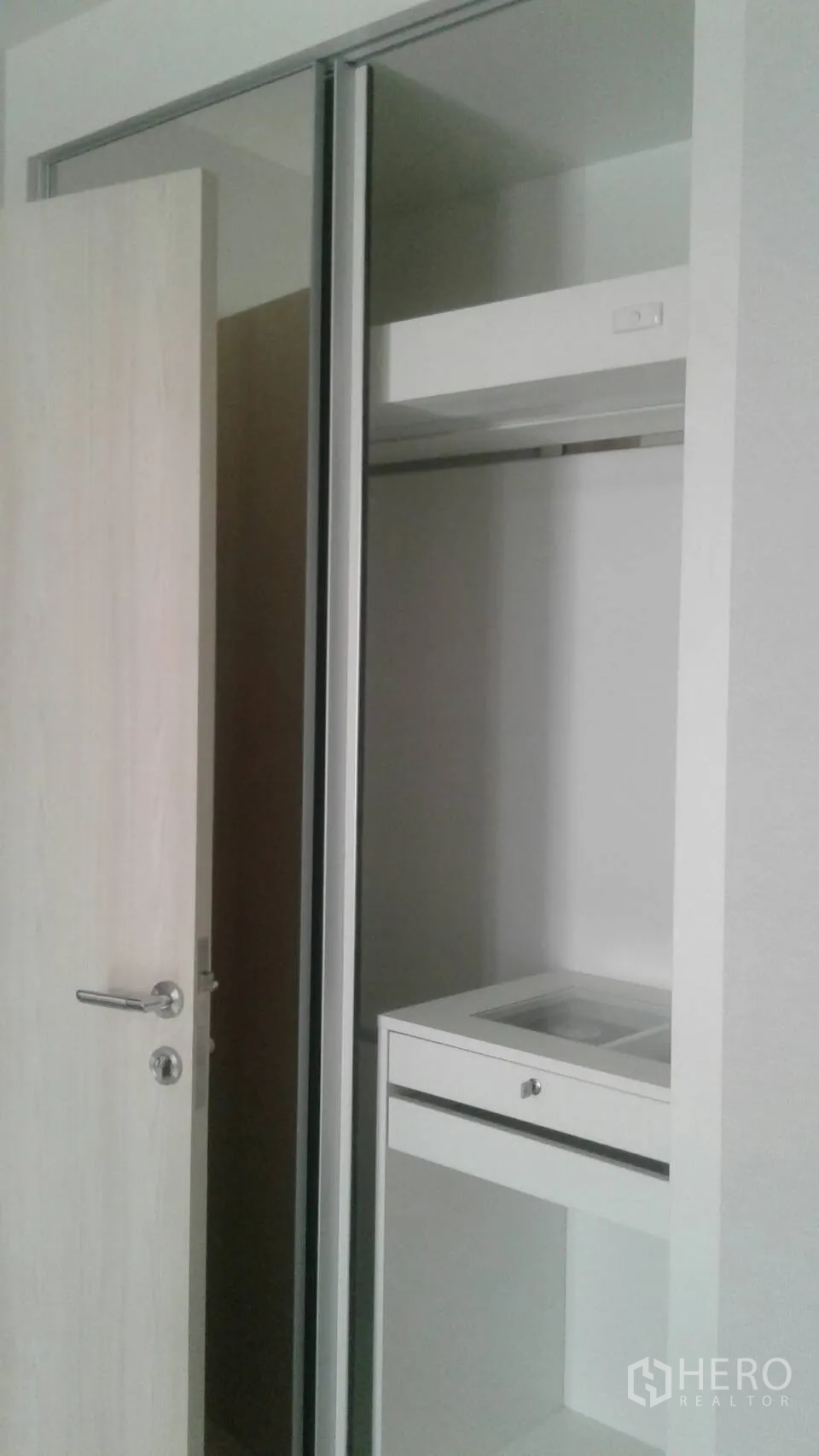 公寓 出租在Khlong Toei, Bangkok - 内置衣柜，推拉门与收纳抽屉。