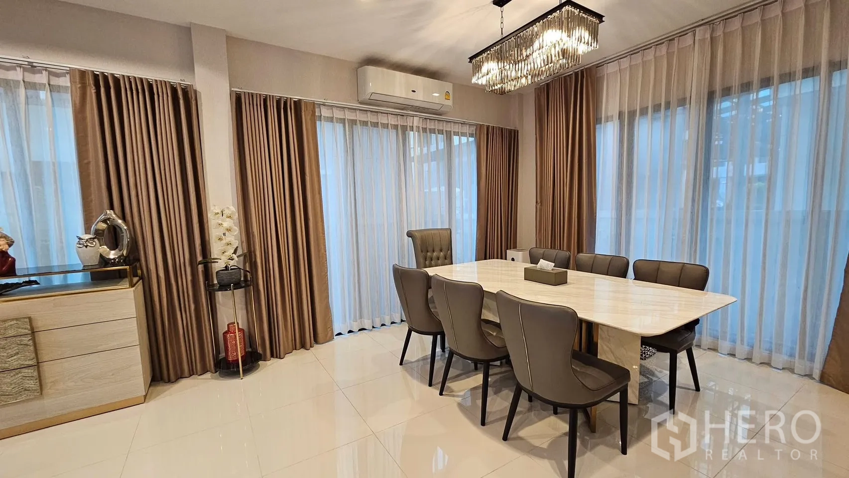 บ้านเดี่ยว for rent in Saphan Sung, Bangkok - ห้องทานอาหาร โต๊ะลายหินอ่อน เก้าอี้แปดที่นั่ง และโคมระย้า.