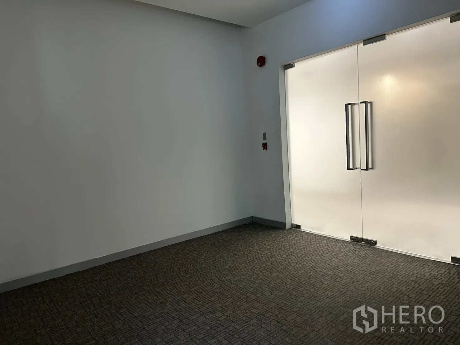 ออฟฟิศ for rent in Khlong Toei, Bangkok - โถงทางเข้าปูพรมพร้อมประตูกระจกฝ้าบานคู่และอุปกรณ์ความปลอดภัย