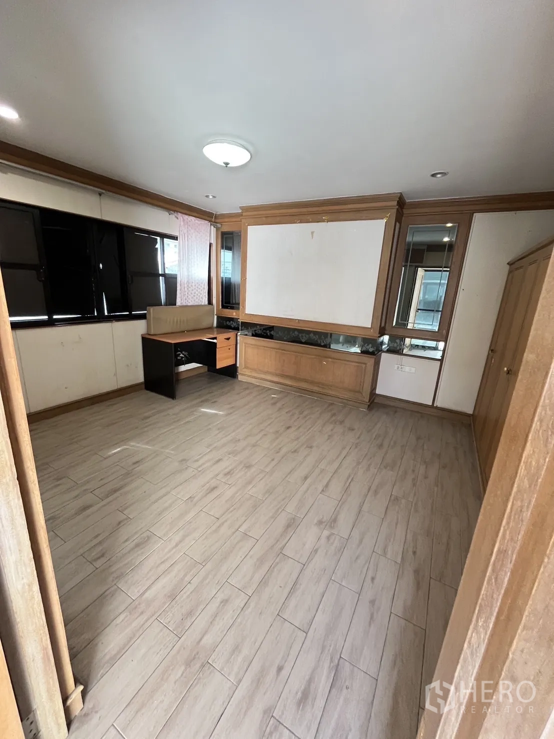 Warehouse for rent in Huai Khwang, Bangkok - Bright office with wood-look floor and windows, ideal for workstations.