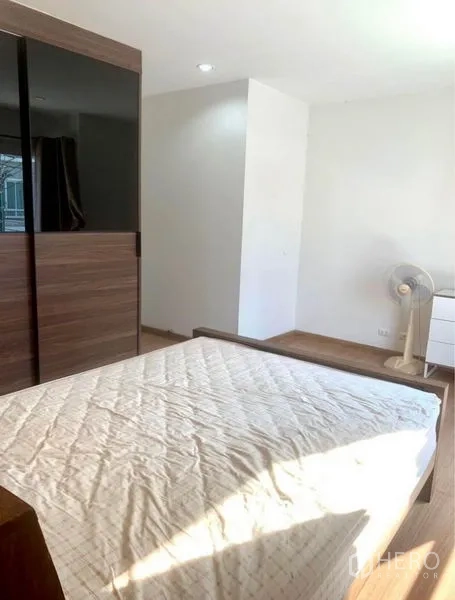 ทาวน์เฮาส์ ให้เช่าในSuan Luang, Bangkok - อีกมุมของห้องนอน พร้อมตู้เสื้อผ้าและแสงธรรมชาติ