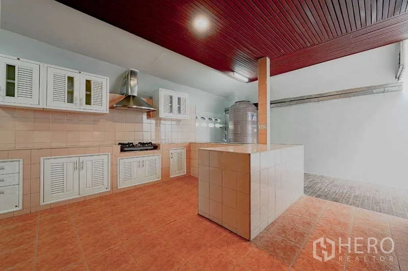 บ้าน ให้เช่าหรือขายในPhra Khanong, Bangkok - ครัวไทยพื้นกระเบื้อง มีเตาแก๊สและเครื่องดูดควัน