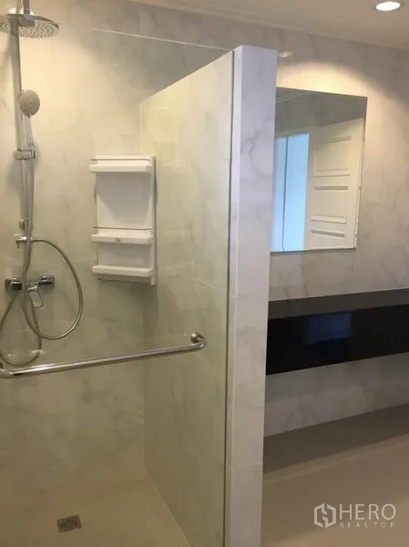 独立式住宅 出租在Bang Phli, Samut Prakan - 现代浴室，玻璃淋浴间与长台面洗手台。