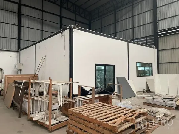 คลังสินค้า ให้เช่าในLat Krabang, Bangkok - ออฟฟิศภายในกระจกใส ตั้งอยู่ในฮอลล์เก็บสินค้าขนาดใหญ่.