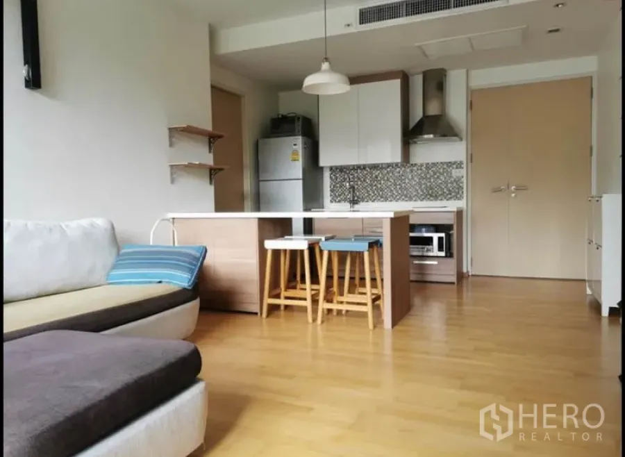 คอนโด ให้เช่าในKhlong Toei, Bangkok - ห้องนั่งเล่นแบบโอเพ่นพร้อมครัวไอแลนด์ ผนังกระเบื้องโมเสก และพื้นไม้