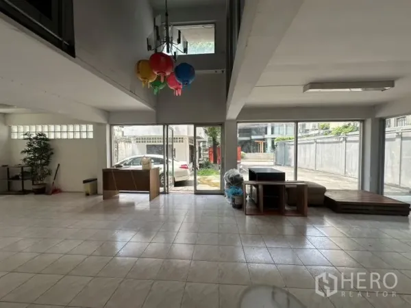 Office Space for rent - Ground-floor hall with high ceiling and full-height glass frontage