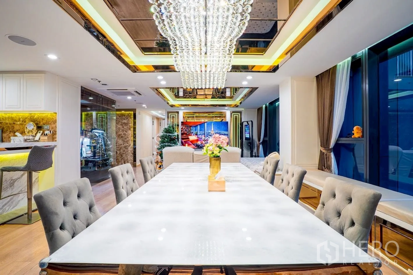 คอนโด for sale in Sathon, Bangkok - โต๊ะอาหารยาวใต้โคมไฟดีไซน์หรู มองไปยังโซนนั่งเล่น