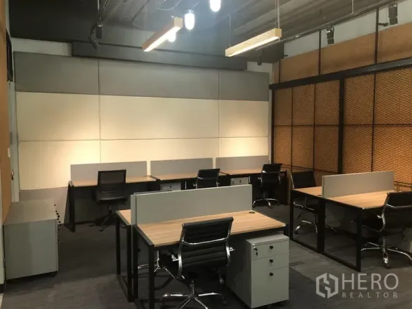 办公空间 出租在Watthana, Bangkok - 开放式办公室，多组工位，人体工学椅，吸音墙板与吊灯。