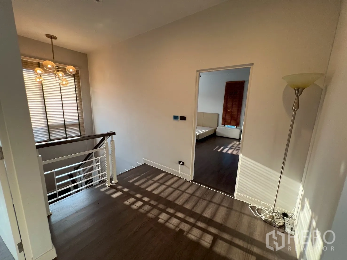独栋房屋 for rent in Bang Kapi, Bangkok - 楼梯旁走廊，现代吊灯通往卧室。