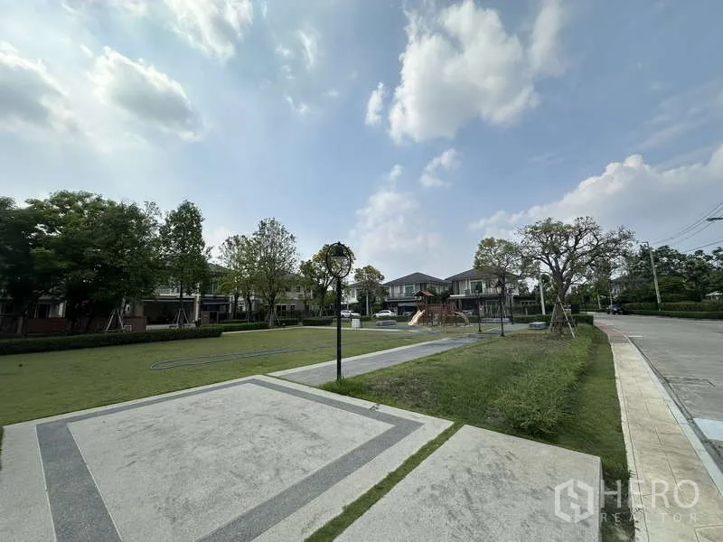 บ้าน ขายในSai Mai, Bangkok - สวนส่วนกลางมีสนามหญ้า ทางเดิน และสนามเด็กเล่น