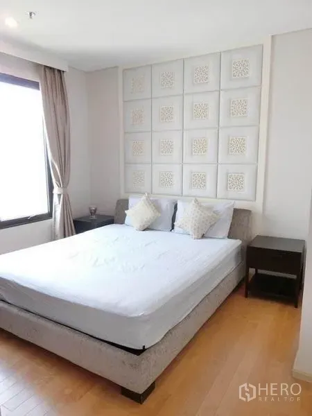 公寓 出租在Ratchathewi, Bangkok - 卧室配大床、装饰墙面与床头柜，采光充足