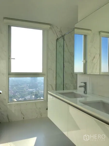 คอนโด ให้เช่าหรือขายในWatthana, Bangkok - ระเบียงส่วนตัวพร้อมเก้าอี้สองตัว มองเห็นวิวสกายไลน์กรุงเทพฯ