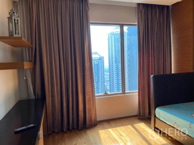 公寓 出租在Khlong Toei, Bangkok - 明亮的第三卧或书房，置物架，大窗可看曼谷天际线。