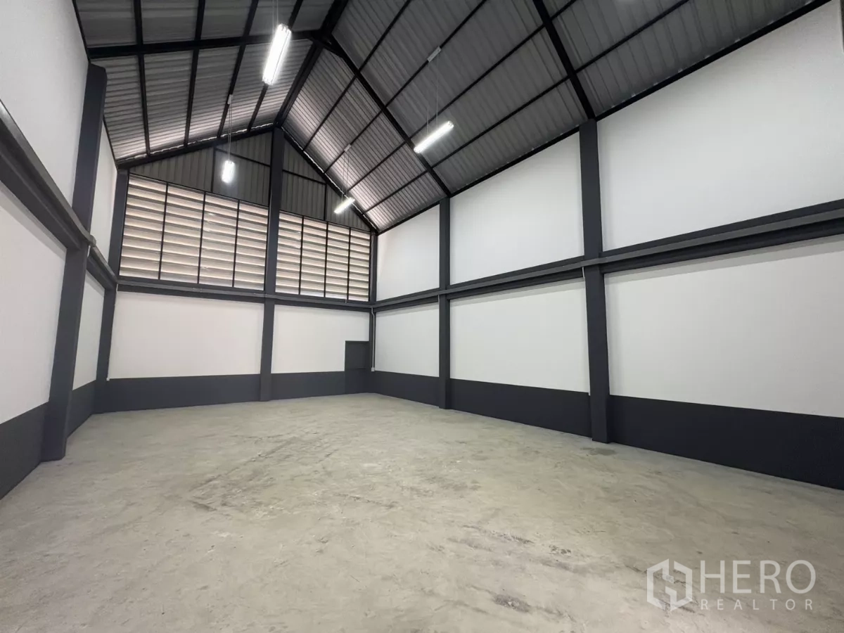 工厂 出租或出售在Bang Bua Thong, Nonthaburi - 仓库大厅挑高尖顶天花，百叶通风与充足照明。