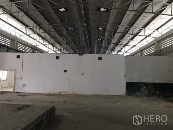 โรงงาน ให้เช่าในMueang Chon Buri, Chon Buri - ฮอลล์โรงงานเพดานสูงโครงเหล็ก มีช่องแสงบนหลังคาและพื้นคอนกรีต