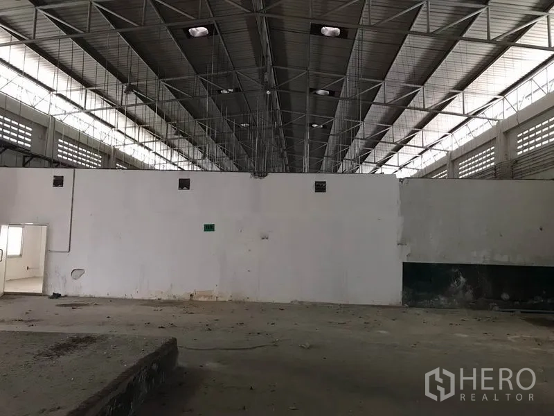 โรงงาน ให้เช่าในMueang Chon Buri, Chon Buri - ฮอลล์โรงงานเพดานสูงโครงเหล็ก มีช่องแสงบนหลังคาและพื้นคอนกรีต