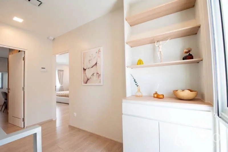 Detached House for rent in Bang Phli, Samut Prakan - Upstairs landing with built-in shelves and natural light.