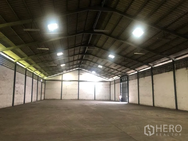 货栈 出租在Bang Pa-in, Phra Nakhon Si Ayutthaya - 开放式库厅，通风砖墙与高山墙屋顶，地面无立柱。