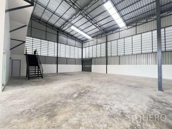 คลังสินค้า ให้เช่าหรือขาย - พื้นที่โกดังภายในสูง โปร่ง หลังคาเหล็ก ช่องแสงสกายไลท์ ผนังระบายอากาศ พื้นคอนกรีต