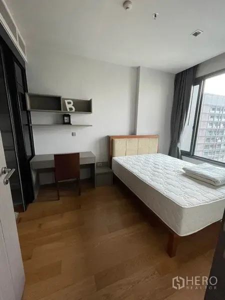 คอนโด ให้เช่าในKhlong Toei, Bangkok - ห้องนอนสว่าง มีหน้าต่างบานใหญ่ โต๊ะทำงาน ชั้นวางของ พื้นไม้ และวิวเมือง