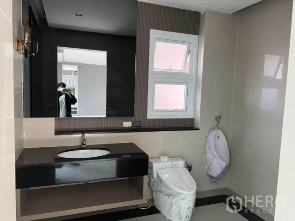 บ้าน ขายในYan Nawa, Bangkok - ห้องน้ำสมัยใหม่ พร้อมกระจกบานใหญ่ เคาน์เตอร์อ่างล้างหน้า โถสุขภัณฑ์ และหน้าต่าง