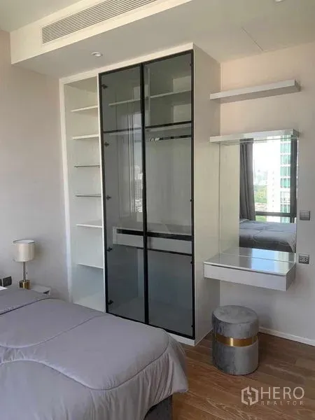 คอนโด ให้เช่าในPathum Wan, Bangkok - ตู้เสื้อผ้าบิวท์อินบานกระจกพร้อมชั้นเปิดและโต๊ะเครื่องแป้งในห้องนอนสไตล์โมเดิร์น