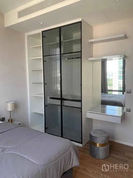 คอนโด ให้เช่าในPathum Wan, Bangkok - ตู้เสื้อผ้าบิวท์อินบานกระจกพร้อมชั้นเปิดและโต๊ะเครื่องแป้งในห้องนอนสไตล์โมเดิร์น