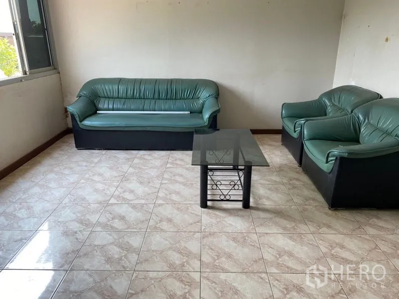 工厂 出租在Lat Lum Kaeo, Pathum Thani - 夹层休息室，绿色沙发与玻璃茶几。