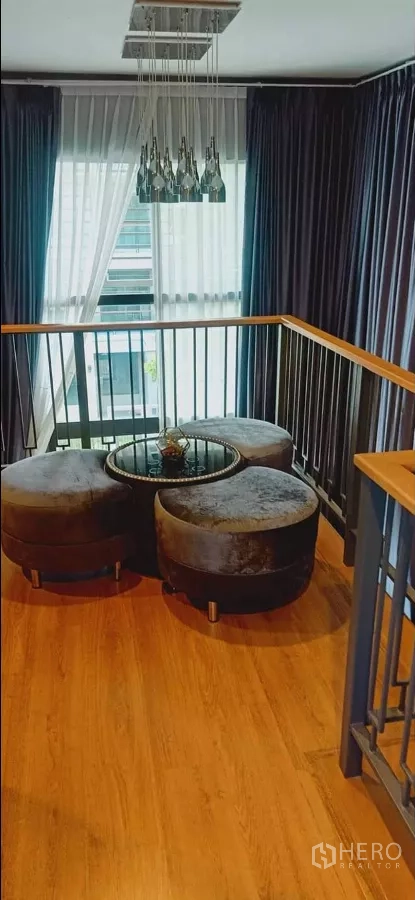 บ้าน ให้เช่าหรือขายในKhan Na Yao, Bangkok - โถงชั้นบน มุมพักผ่อน โคมระย้าเบา เบาะนั่งกลม และผ้าม่านสูงจรดเพดาน