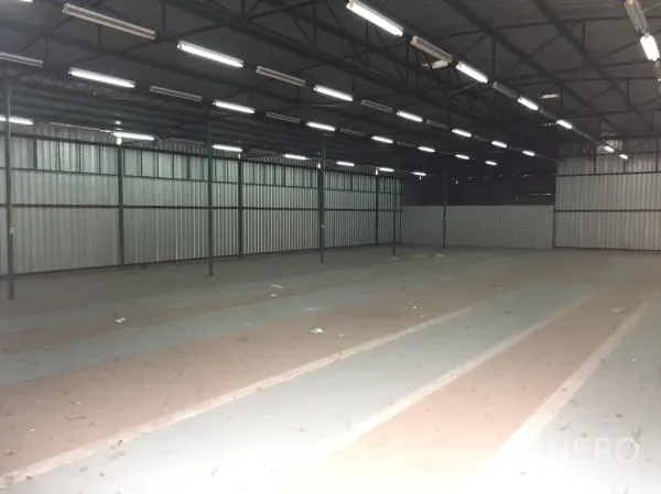 คลังสินค้า ให้เช่าในSaphan Sung, Bangkok - โกดัง 500 ตร.ม. ในกรุงเทพฯ ผนังเมทัลชีท เสาเหล็กสีเขียว พื้นที่กว้างขวาง