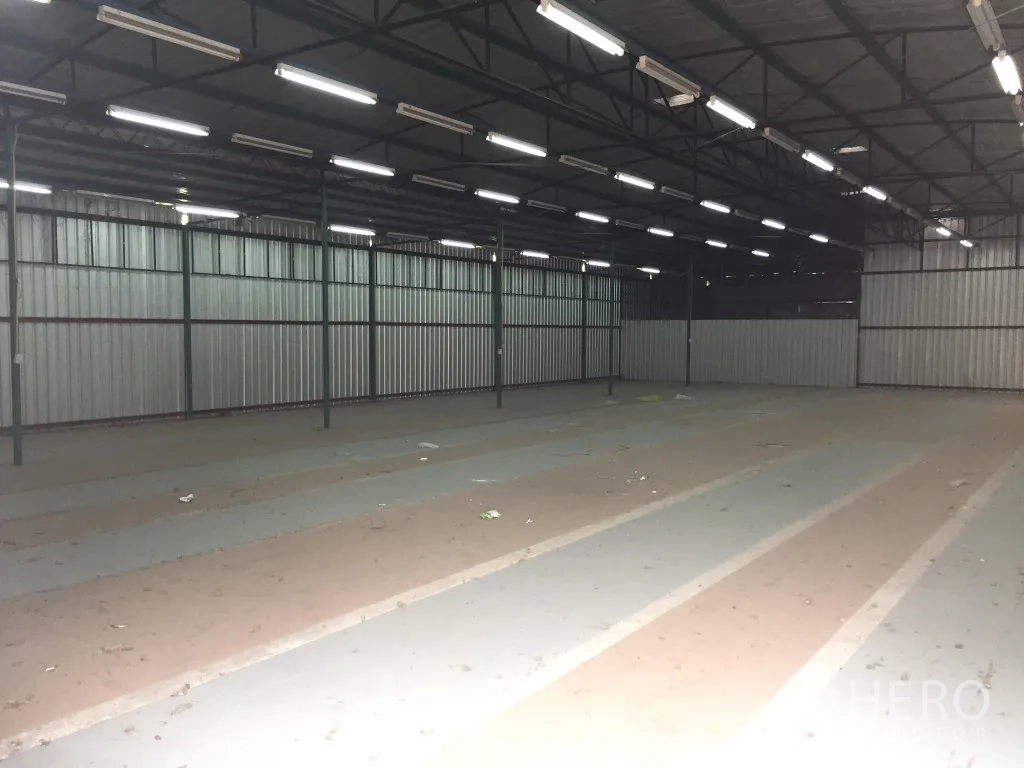 คลังสินค้า ให้เช่าในSaphan Sung, Bangkok - โกดัง 500 ตร.ม. ในกรุงเทพฯ ผนังเมทัลชีท เสาเหล็กสีเขียว พื้นที่กว้างขวาง