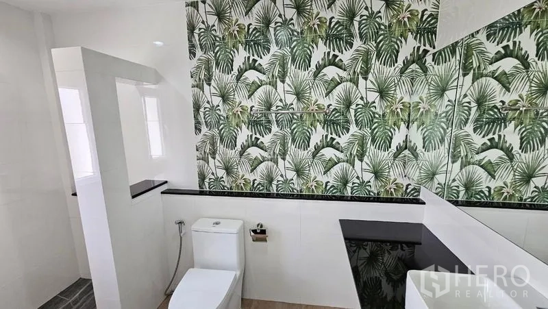 สำนักงานที่บ้าน ให้เช่าในBang Na, Bangkok - ห้องน้ำผนังลายใบไม้เขตร้อน พร้อมฉากกั้นและโถสุขภัณฑ์