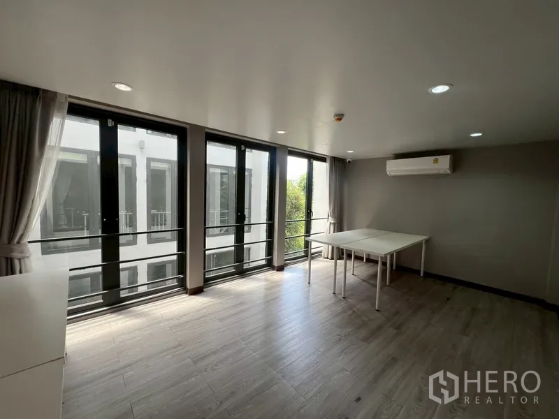 带办公室的家 出租或出售在Phra Khanong, Bangkok - 多功能房，窗帘、空调与落地窗