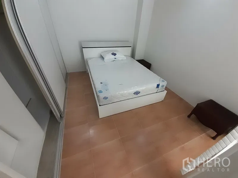 คอนโด ให้เช่าในPathum Wan, Bangkok - ห้องนอนอบอุ่น เตียงคู่ โต๊ะข้าง และตู้เสื้อผ้าบานเลื่อนโทนเรียบ