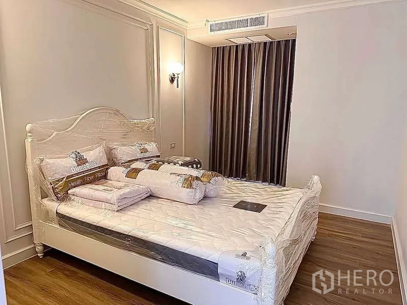 คอนโด ให้เช่าหรือขายในKhlong Toei, Bangkok - ห้องนอนที่สอง เตียงควีนไซซ์ใหม่ พร้อมผ้าม่านกันแสง