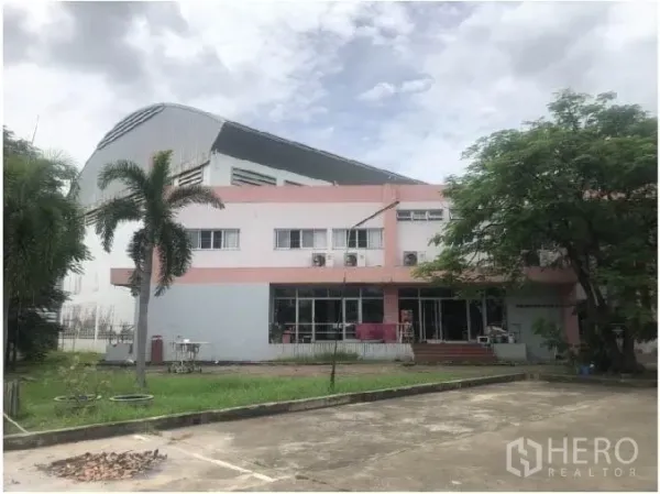 货栈 出租在Saphan Sung, Bangkok - 两层办公楼立于大型仓库前，配有停车区与绿化。