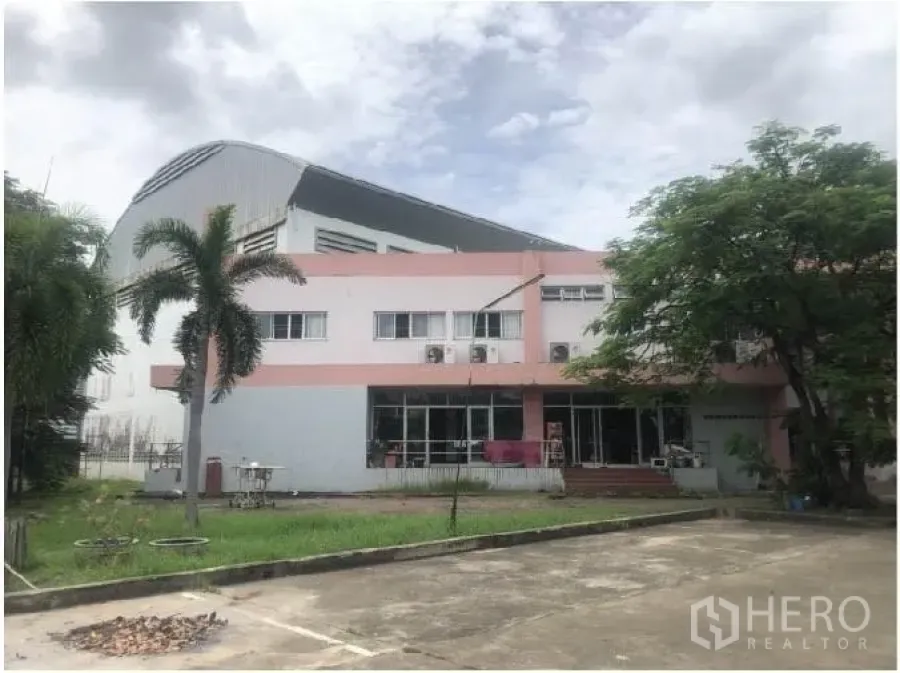 คลังสินค้า ให้เช่าในSaphan Sung, Bangkok - อาคารสำนักงาน 2 ชั้นหน้าตัวโกดัง พร้อมที่จอดรถและพื้นที่สีเขียว