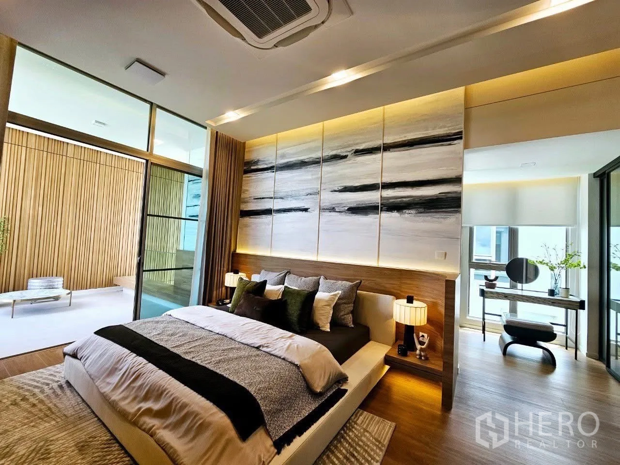 บ้าน ให้เช่าในSaphan Sung, Bangkok - ห้องนอนเปิดสู่ระเบียงส่วนตัว พร้อมมุมทำงานและงานศิลป์ชิ้นใหญ่