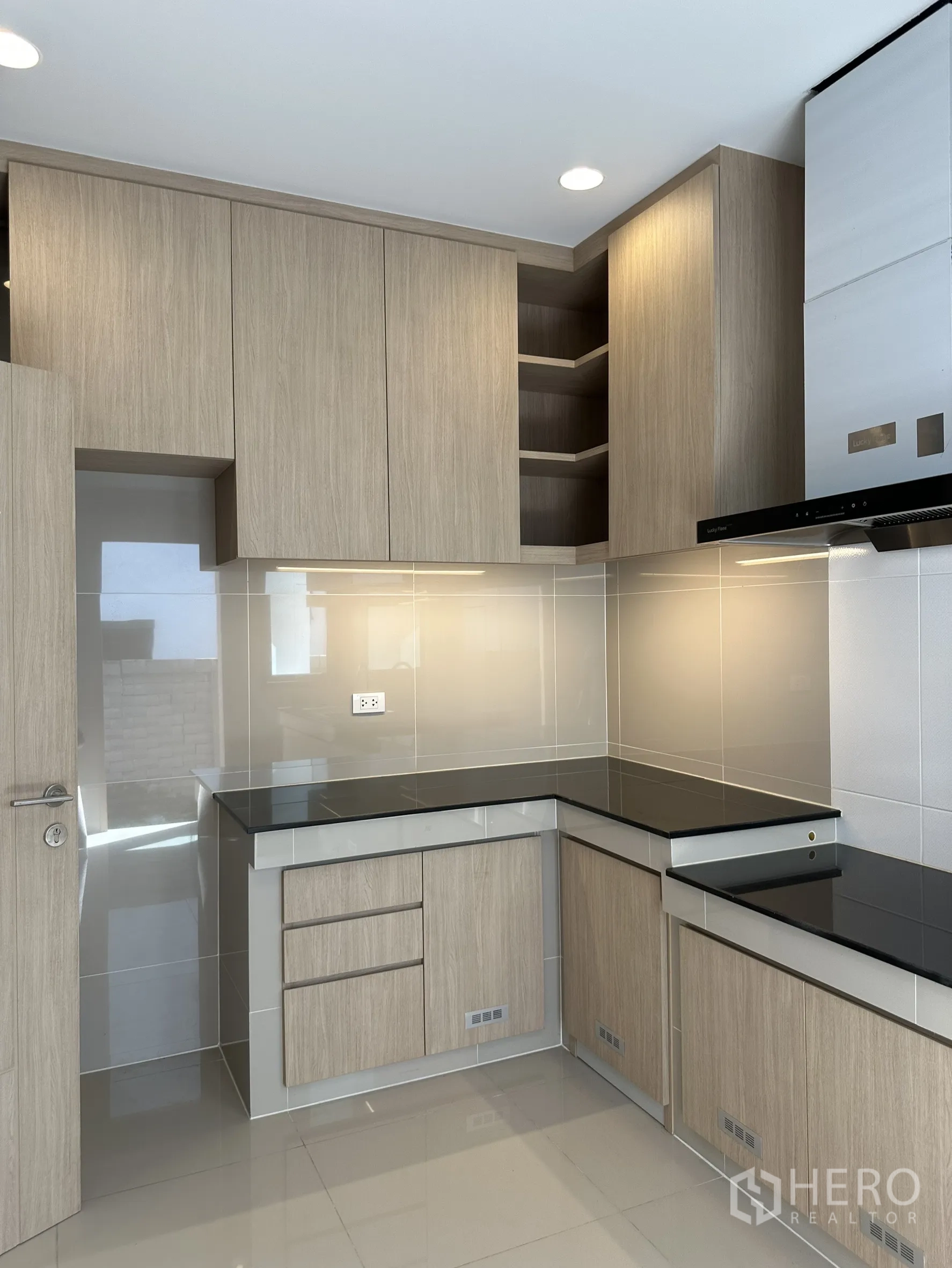 บ้าน ขายในLam Luk Ka, Pathum Thani - ครัวไทย เคาน์เตอร์แอล ตู้บิวท์อินไม้ ท็อปหินสีดำ และเครื่องดูดควัน