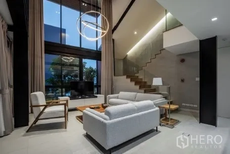 สำนักงานที่บ้าน ขายในKhlong Toei, Bangkok - ห้องนั่งเล่นเพดานสูงสองชั้น กระจกเต็มผนังและบันไดลอย