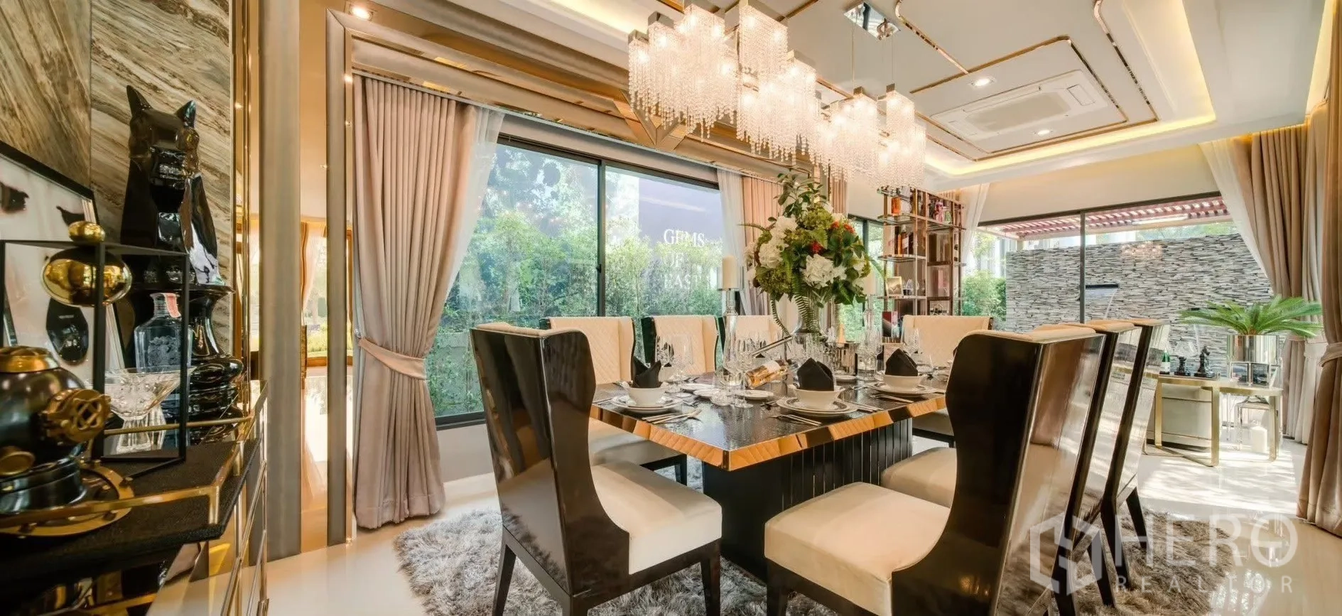 บ้าน ให้เช่าในPrawet, Bangkok - โซนทานอาหารหรู หน้าต่างสูงจรดเพดาน โคมระย้าเด่น และเก้าอี้แปดที่นั่ง