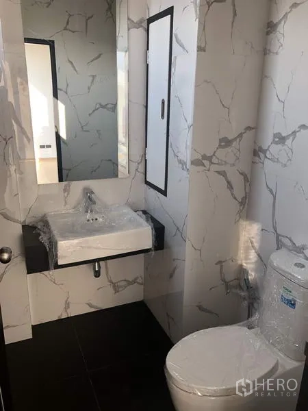 โรงงาน ขายในPathum Thani - ห้องน้ำสะอาด อ่างล้างหน้าแขวน กระจก และโถสุขภัณฑ์ลายหินอ่อน