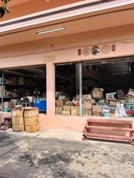 零售空间 出售在Bang Khun Thian, Bangkok - 店面近景，开放式门洞与待装卸的库存。