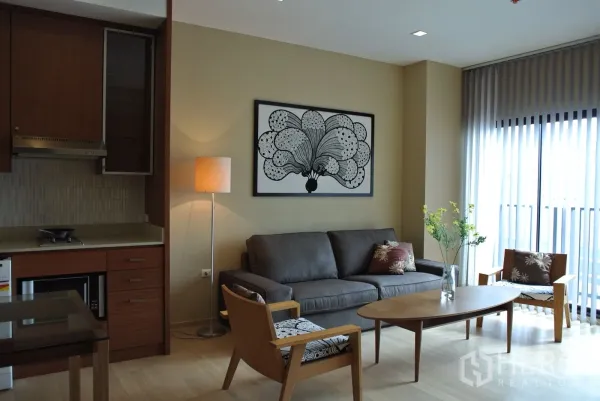 คอนโด ให้เช่าในWatthana, Bangkok - มุมนั่งเล่นโซฟาสีเทา โคมไฟตั้งพื้น ภาพตกแต่ง โต๊ะกลาง และประตูกระจกสูงจรดเพดานติดระเบียง